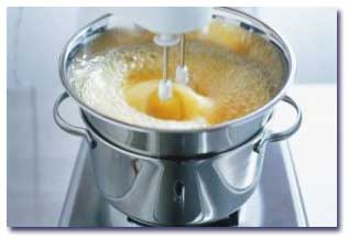 سفیده تخم مرغ رادر چه ظرفی هم بزنیم؟