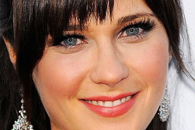 Plume-model-with-blue-eyes-7